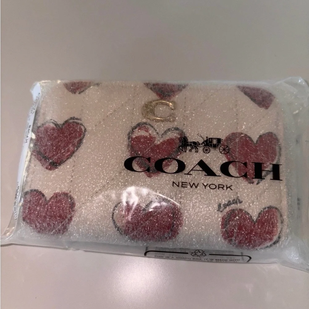 Coach Essential Small Zip Around Card Case With Quilting And Heart Print new